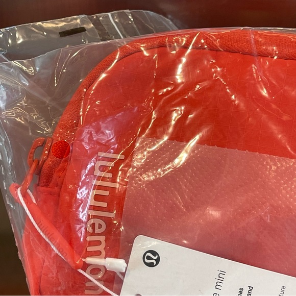 NWT Lululemon Red Mini Belt bag .7L size , solar orange / white - Picture 4 of 16